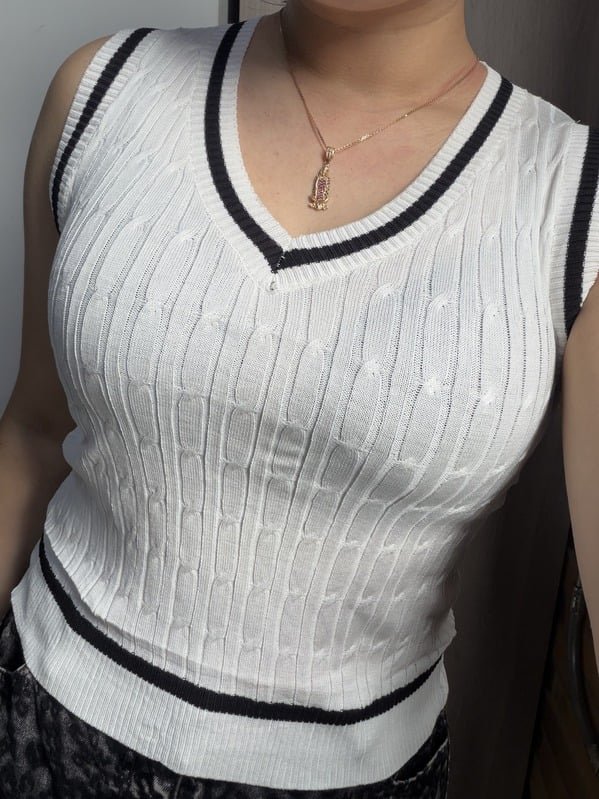 Buso Sin Mangas De Lana Bordeado