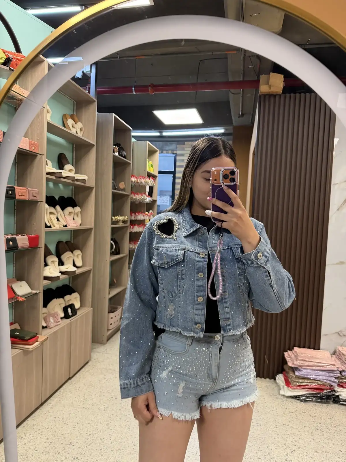 Chaqueta de Jean con brillos y corazón con piedras